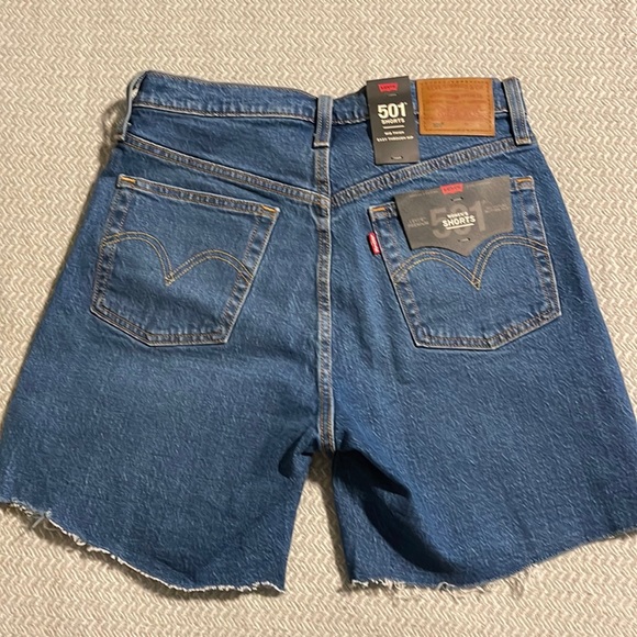 NWT Levi’s 501 button fly denim shorts. Size 28 - Picture 3 of 7